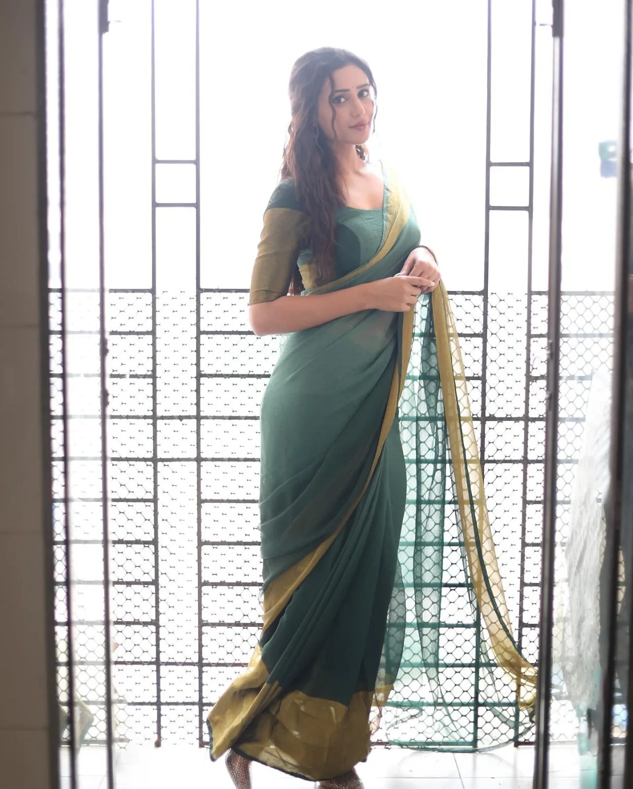 Ready To Wear Soft Chiffon Saree With Stitched Blouse With Zari Border - Image 2