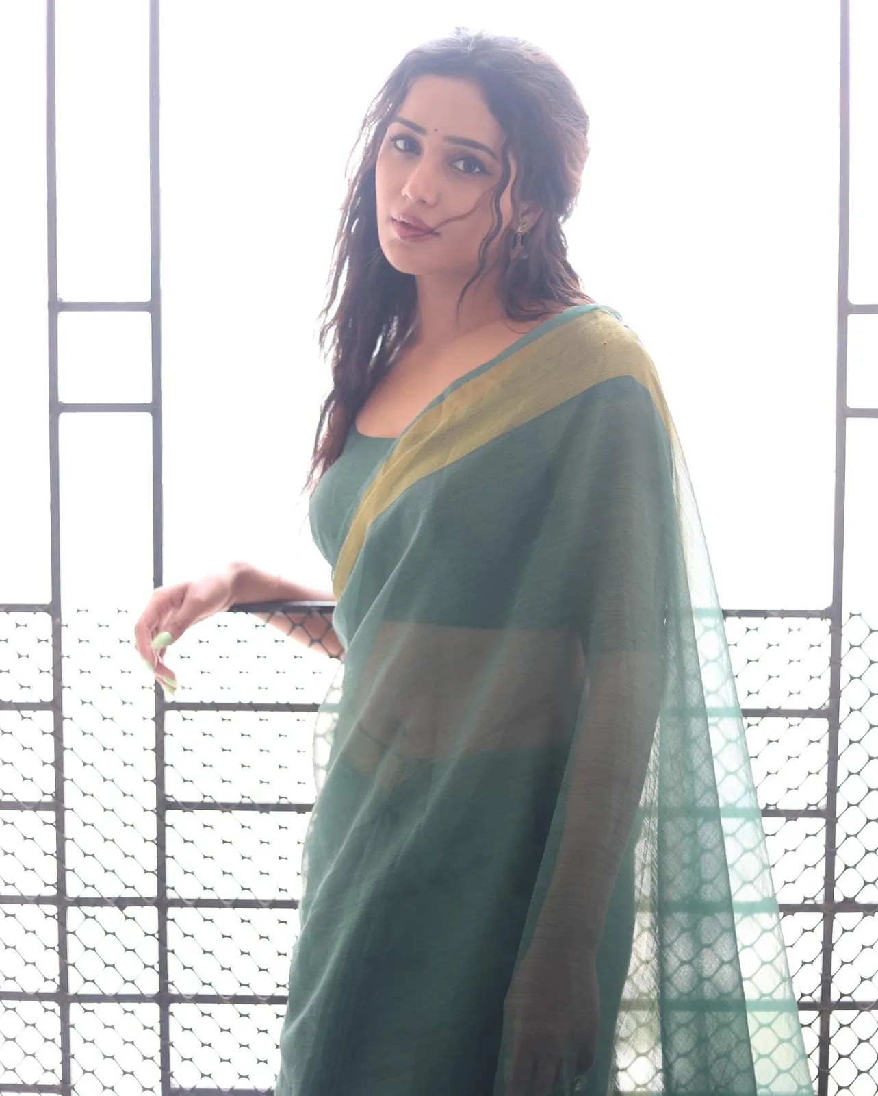 Ready To Wear Soft Chiffon Saree With Stitched Blouse With Zari Border - Image 4