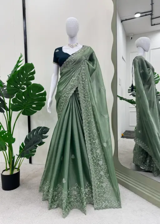 Trending Fashionable Wedding  Saree For Girls