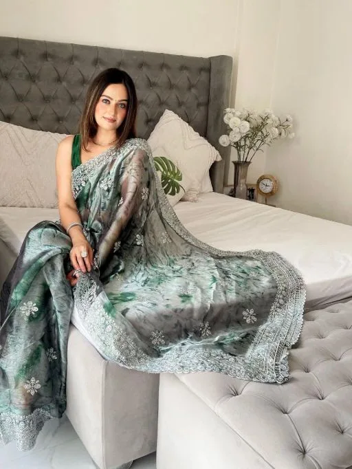Designer Sprea Print Saree with Border - Image 2