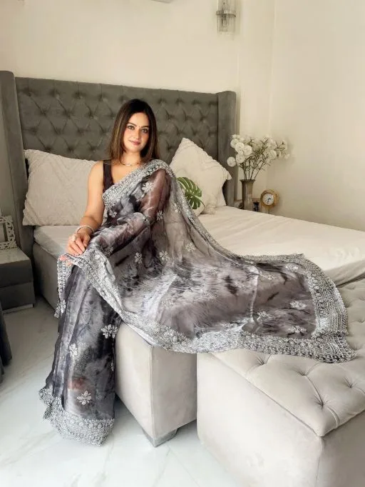 Designer Sprea Print Saree with Border - Image 4