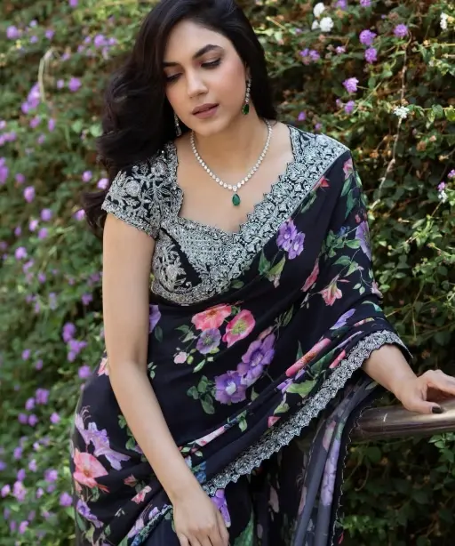 Bollywood Inspired Black Floral Border Saree (3)