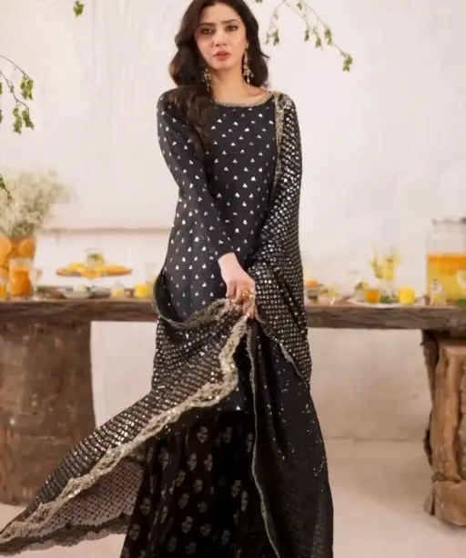 Stylish Mahira Khan Inspired Pakistani Suit