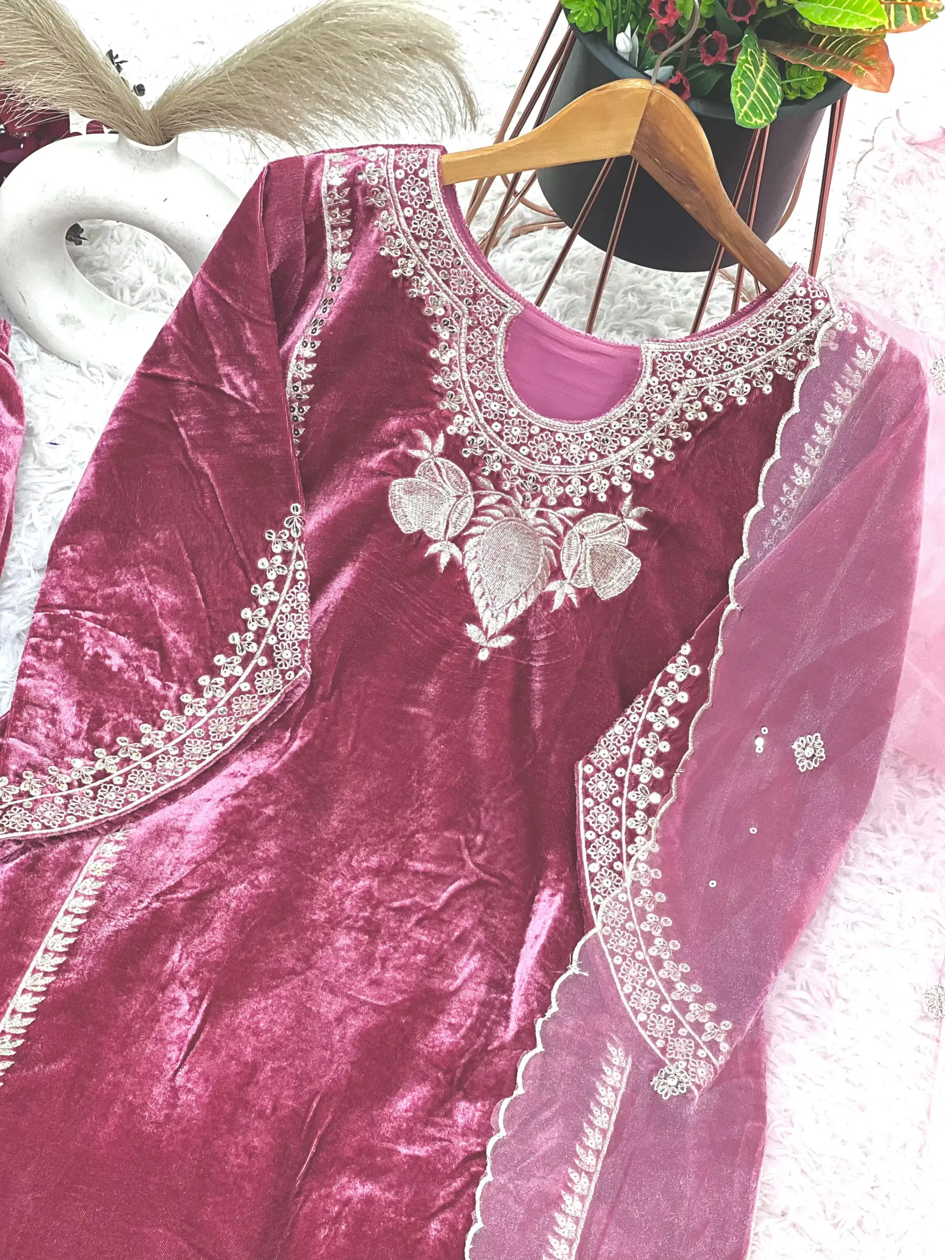 Pink Embroidery Winter Velvet Suit for Wedding - Image 5