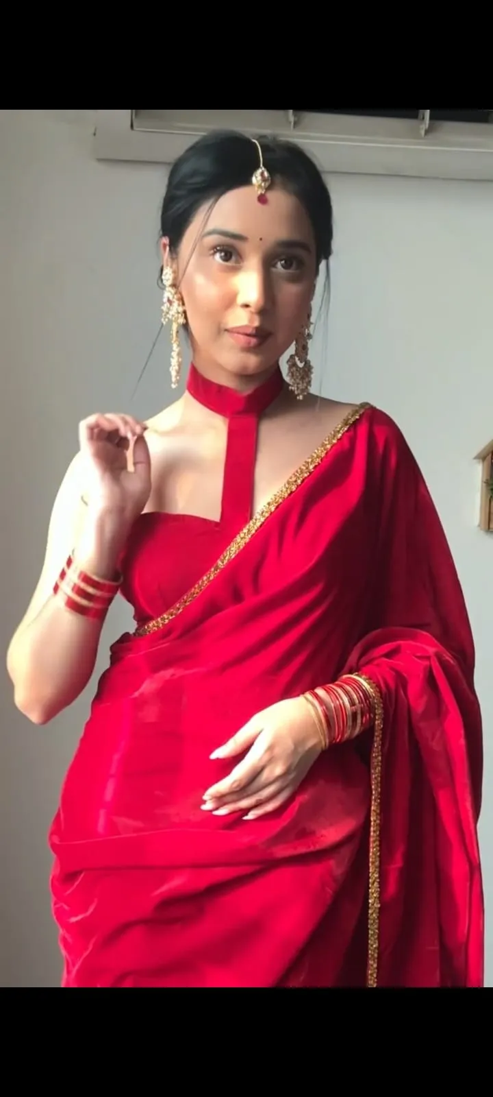 Big Boss Inspired Red Velvet Readymade Saree - Image 4