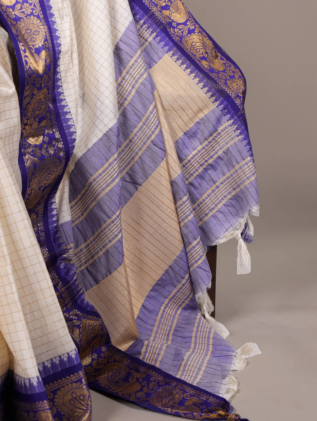 South Special Cotton chex Saree - Image 2