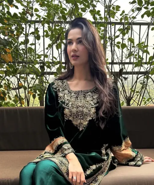 Jannat Movie Star Sonal Chauhan Inspired Farsi Salwar Suit