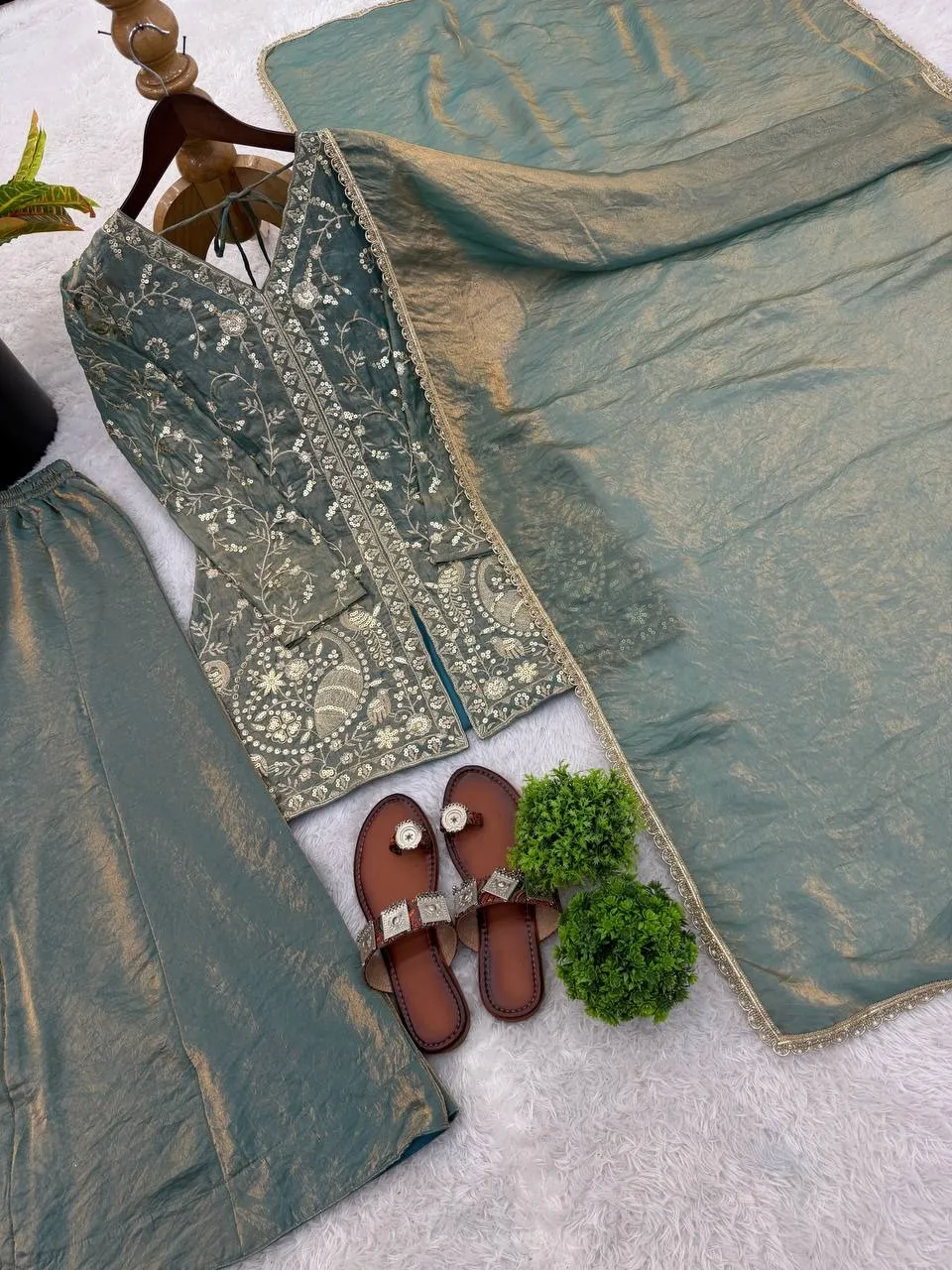 Peacock Embroidery Short Shirt Suit - Image 3