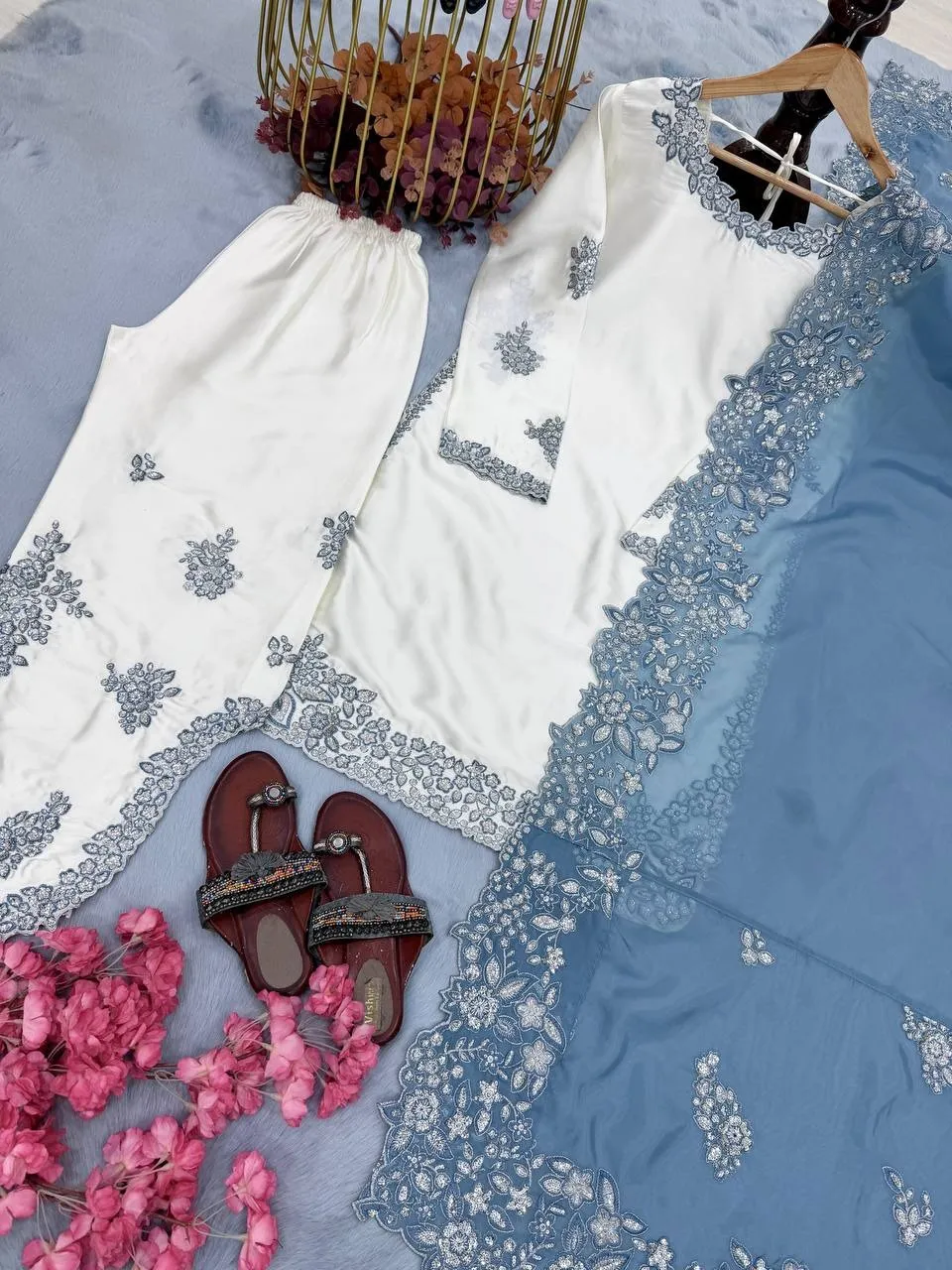 Yumna Zaidi Inspired Pakistani Salwar Suit - Image 3