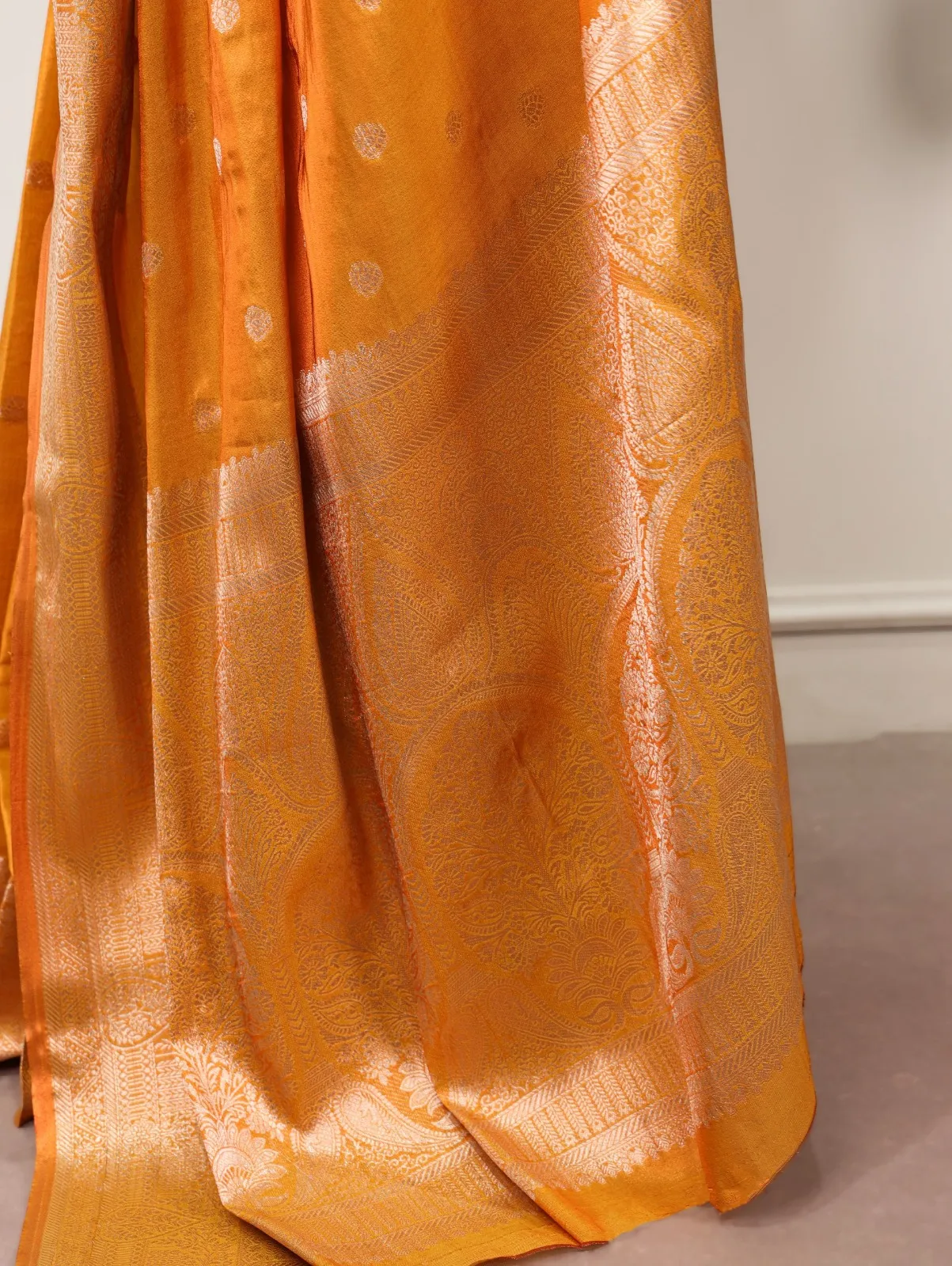 Golden Dual Tone Kasavu Silk Festive Saree - Image 3